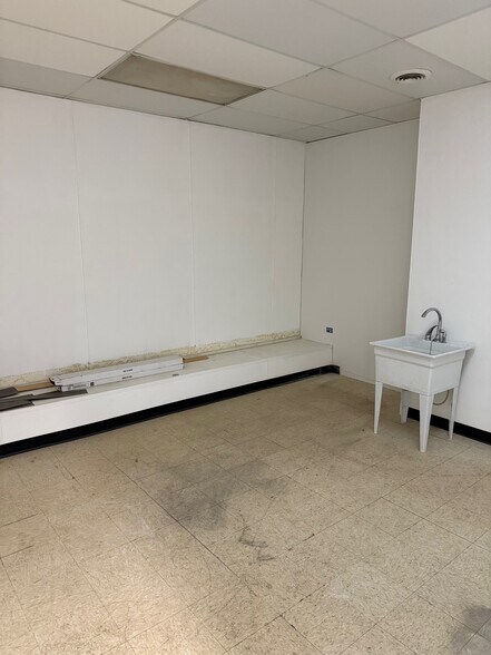 More Photos Of 127 E State St, Batavia Freestanding For Lease