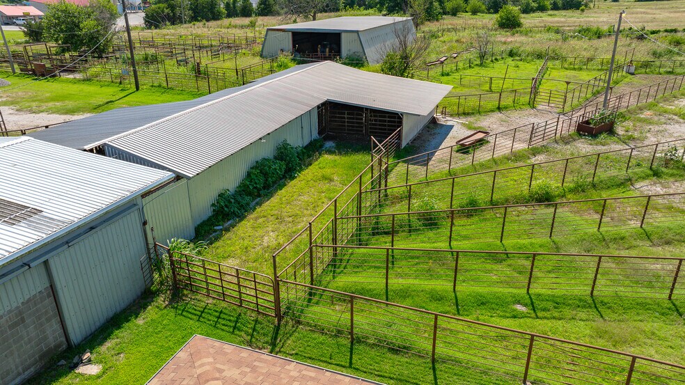 More Photos Of 1853 S Broadway St, Coalgate Flex For Sale