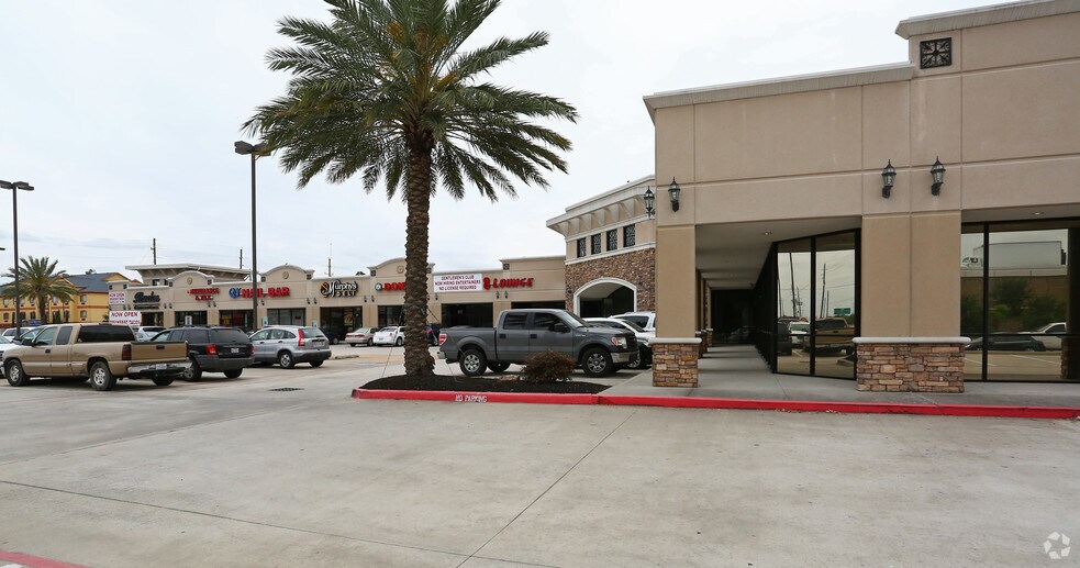 More Photos Of 8111 N Sam Houston Pkwy W, Houston Storefront For Lease