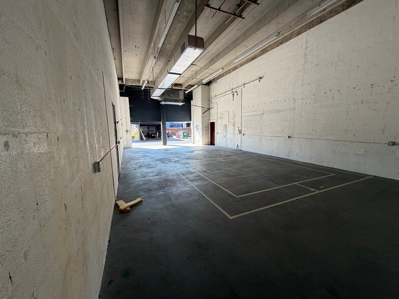 More Photos Of 12552-12572 NE 14th Ave, North Miami Warehouse For Lease