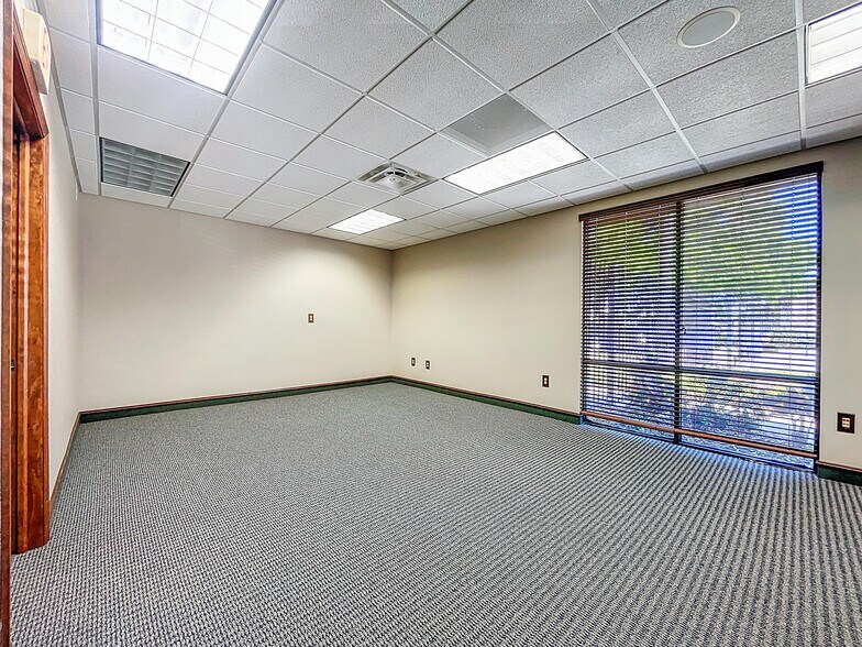 More Photos Of 5421 N 59th St, Tampa Office For Sale