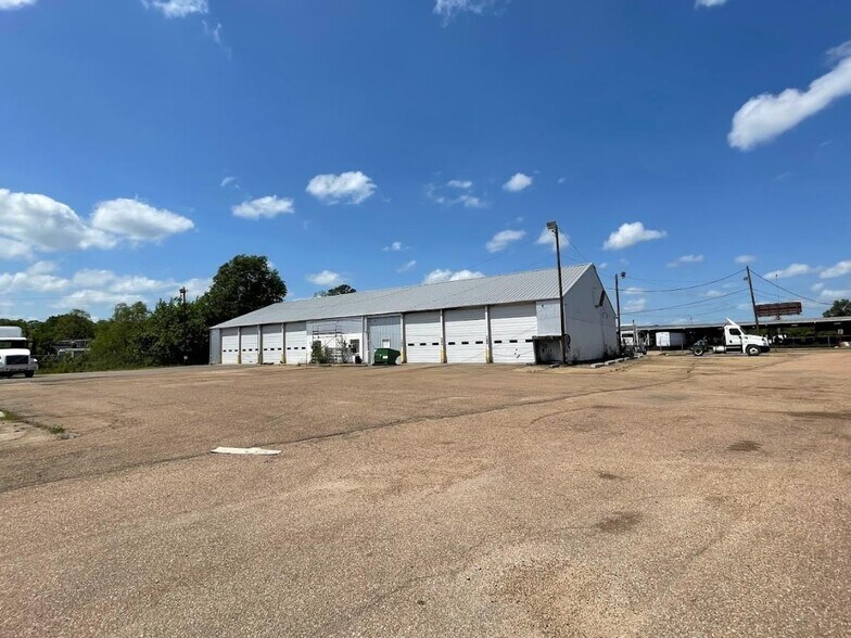 More Photos Of 1651 Kerr Dr, Jackson Flex For Sale