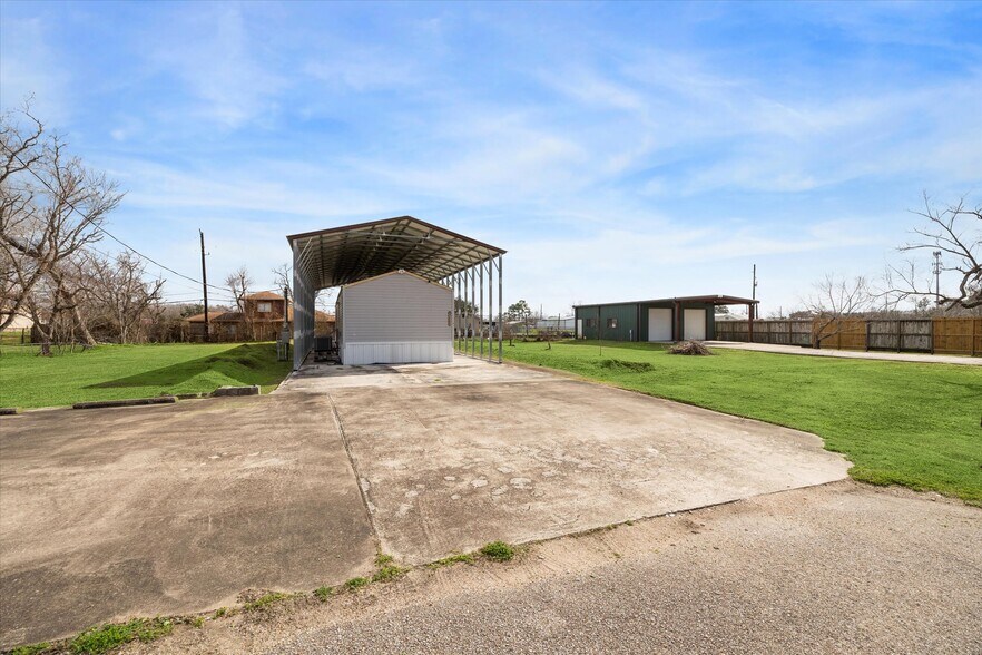 More Photos Of 3733 Rest Home Rd, Pearland Flex For Sale