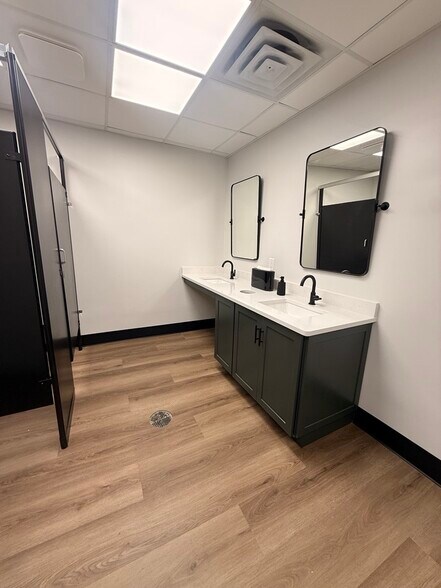 More Photos Of 2804 Boilermaker Ct, Valparaiso Office For Lease