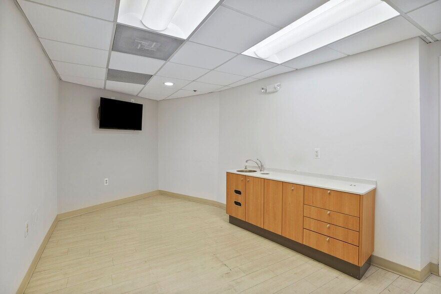 More Photos Of 3 Washington Cir NW, Washington Office For Sale