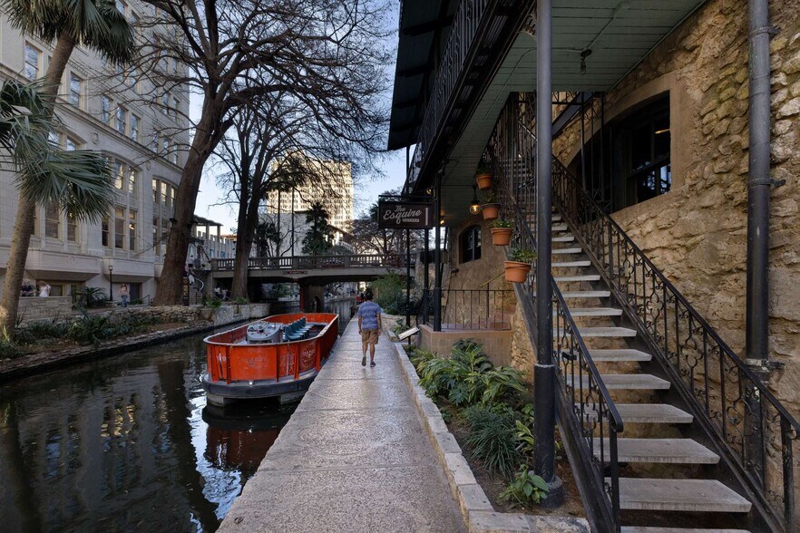 More Photos Of 151 E Commerce St, San Antonio Restaurant For Sale