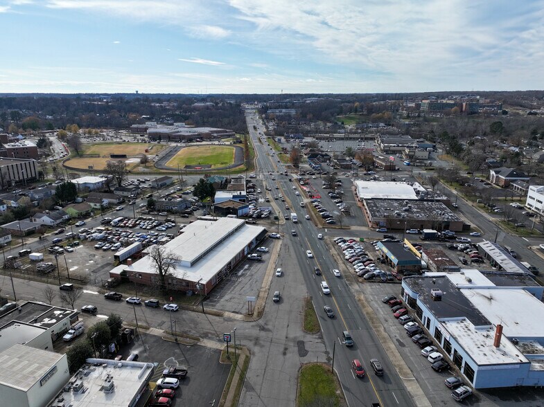 More Photos Of 400-410 Amaret St, Fredericksburg Auto Repair For Lease