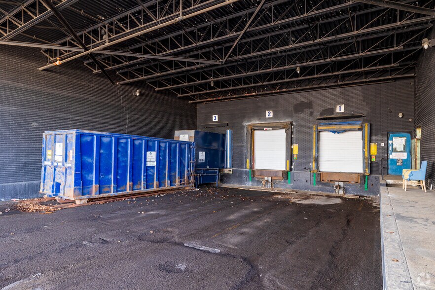 More Photos Of 5950 Ch De La Côte-De-Liesse, Mont-Royal Distribution For Sale