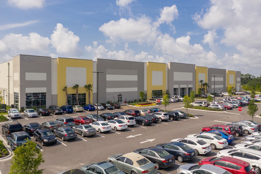 More Photos Of 9620 Air Commerce Pky, Orlando Warehouse For Lease