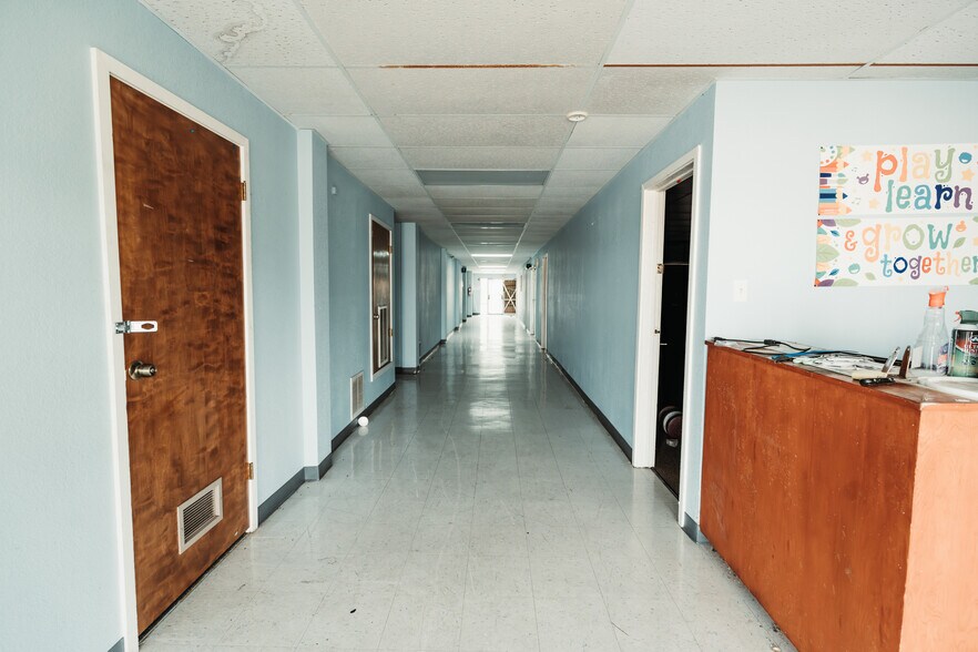 More Photos Of 900 Natchez Ave, Pasadena Schools For Lease