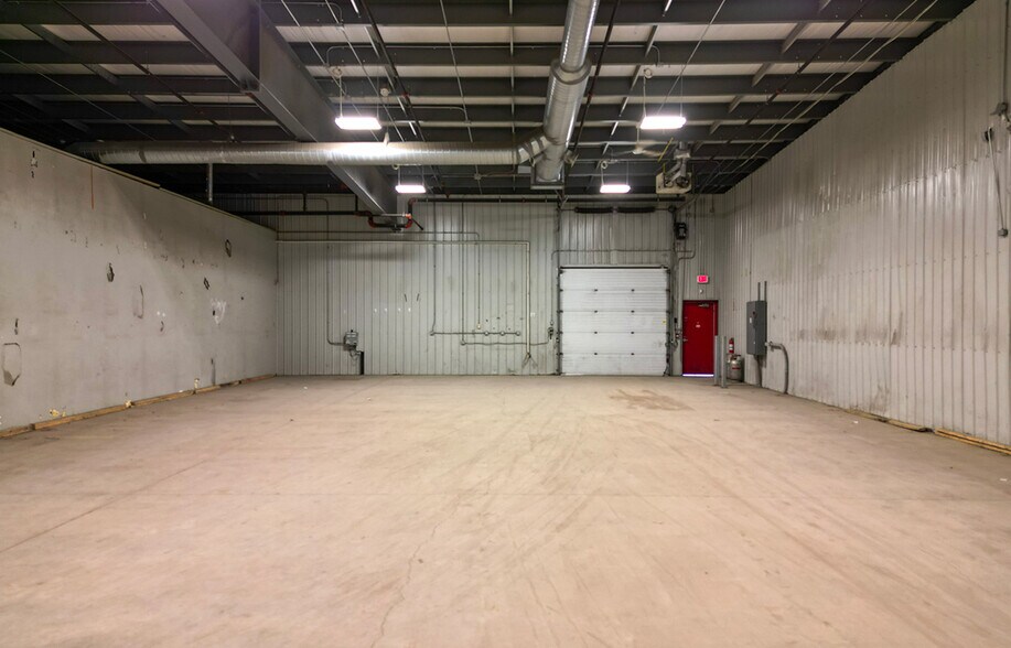 More Photos Of 1545 18th St N, Brandon Showroom For Lease