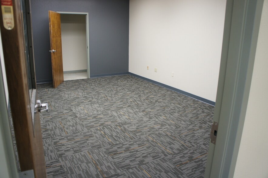 More Photos Of 3505 W Admiral Doyle Dr, New Iberia Flex For Lease