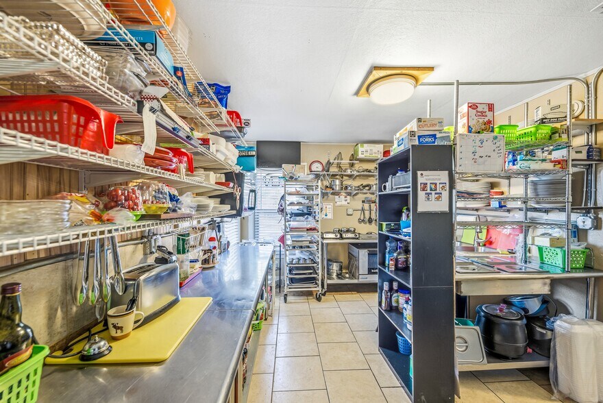 More Photos Of 1047 N 1st St, Montrose Office For Sale