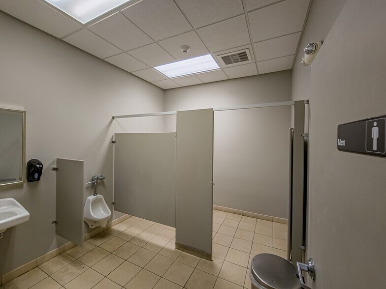 More Photos Of 806 US-82, Tifton Office For Sale