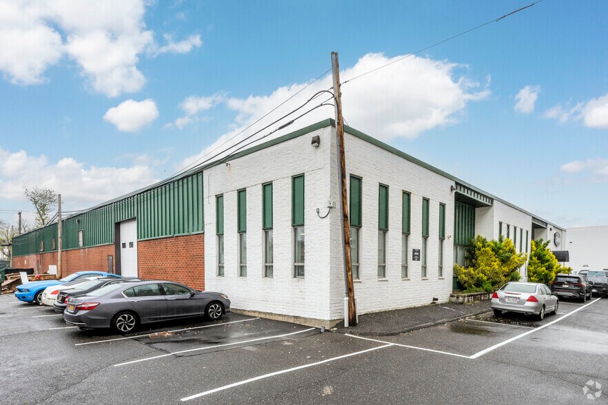 More Photos Of 2300 Marcus Ave, New Hyde Park Warehouse For Lease