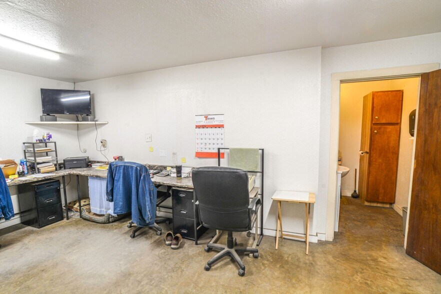 More Photos Of 1117 N Avenue T, Lubbock Warehouse For Sale