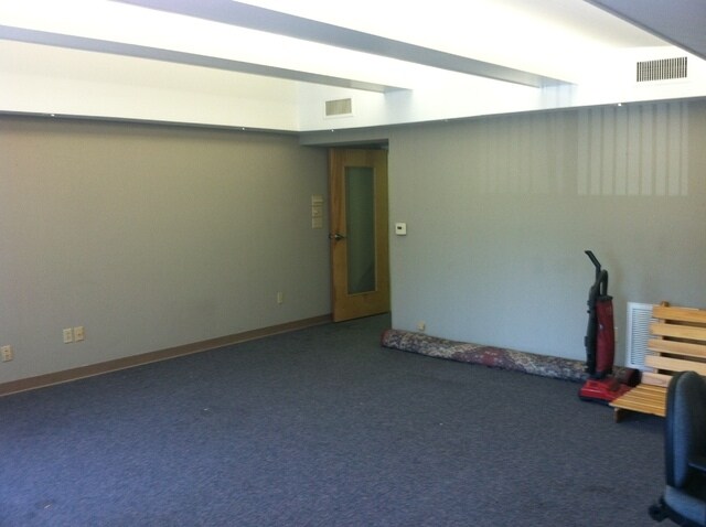 More Photos Of 177 Avenue C, Williston Flex For Lease