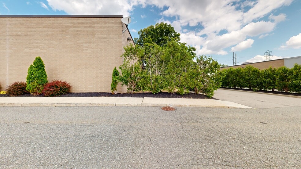 More Photos Of 151 Wolf Rd, Colonie Freestanding For Sale