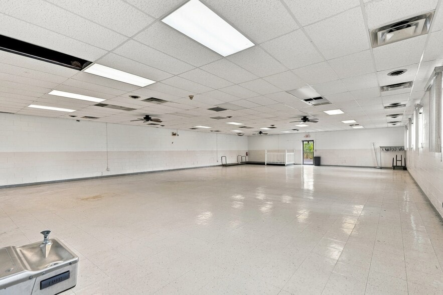 More Photos Of 12305 Beech Daly Rd, Taylor Flex For Lease