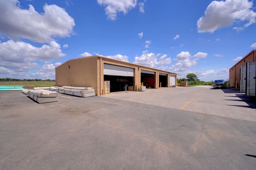 More Photos Of 1300 Universal City Blvd, Universal City Warehouse For Sale