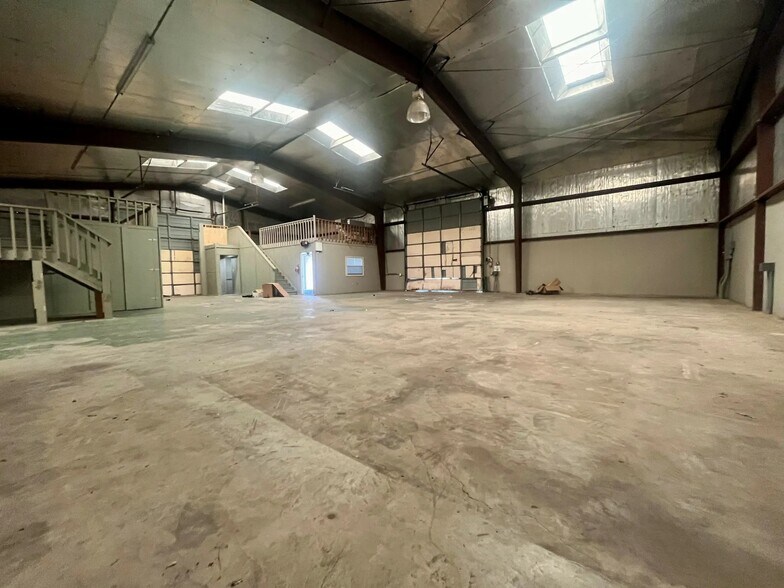 More Photos Of 3401 Tinker Diagonal St, Oklahoma City Light Distribution For Lease