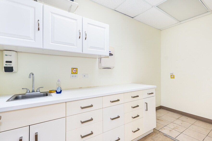 More Photos Of 7541 N Western Ave, Chicago Office For Sale