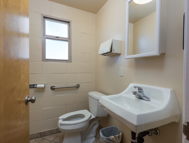 More Photos Of 11708 Inglewood Ave, Hawthorne Warehouse For Sale