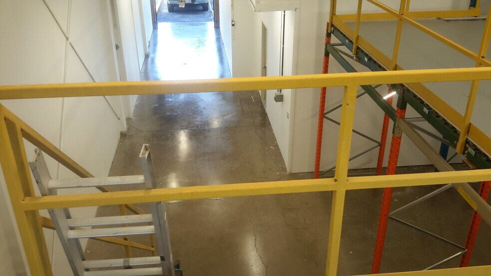 More Photos Of 854 Boyd Ave, Ottawa Warehouse For Lease