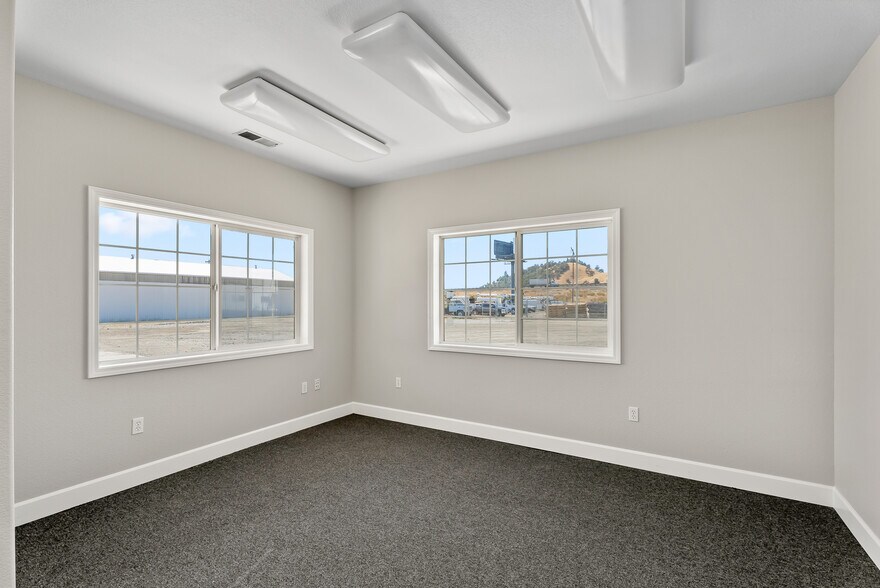 More Photos Of 180 Weyerhaeuser Dr N, Roseburg Warehouse For Sale