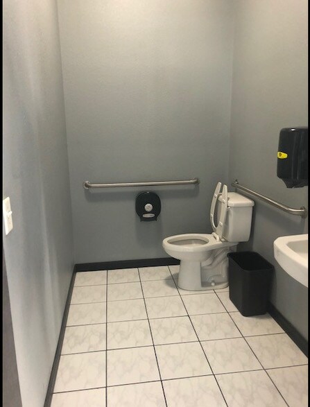 More Photos Of 13377 W Hillsborough Dr, Tampa Unknown For Lease