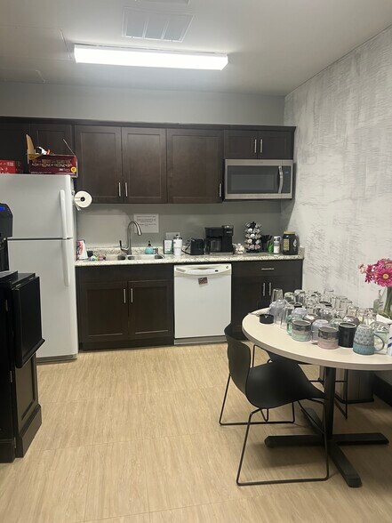 More Photos Of 606 E Madison St, Tampa Office For Sale