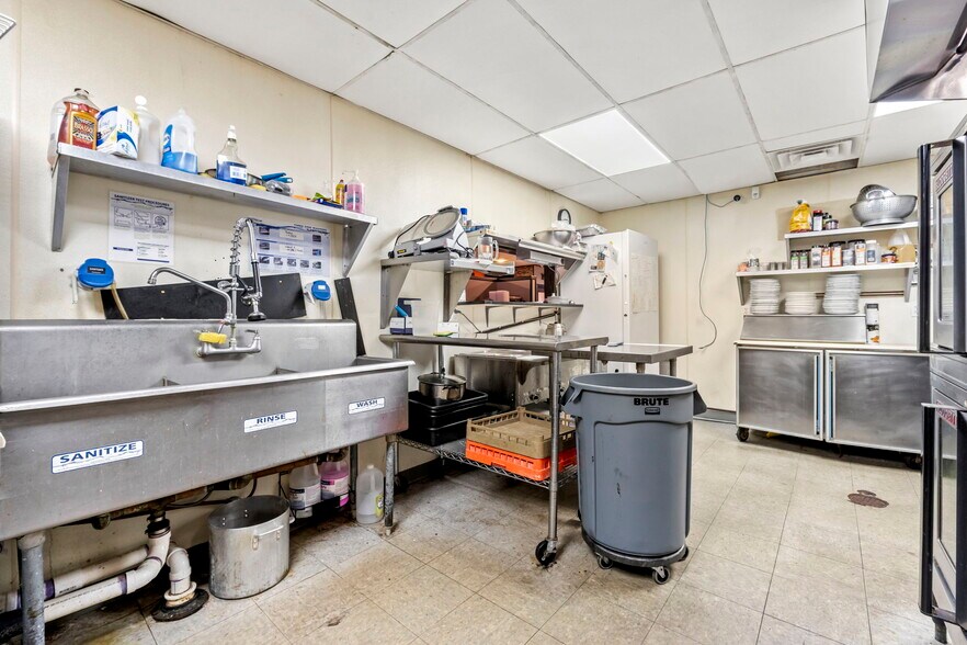 More Photos Of 770 E Franklin St, Huntington Restaurant For Sale