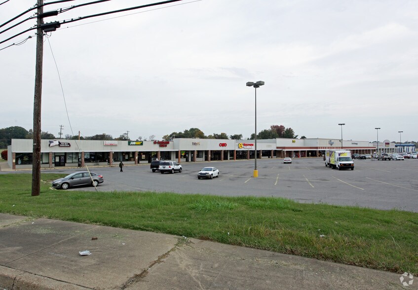 More Photos Of 8017-8061 US Highway 51 N, Millington Storefront For Lease