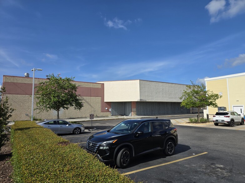More Photos Of 4445 26th St W, Bradenton Supermarket For Lease