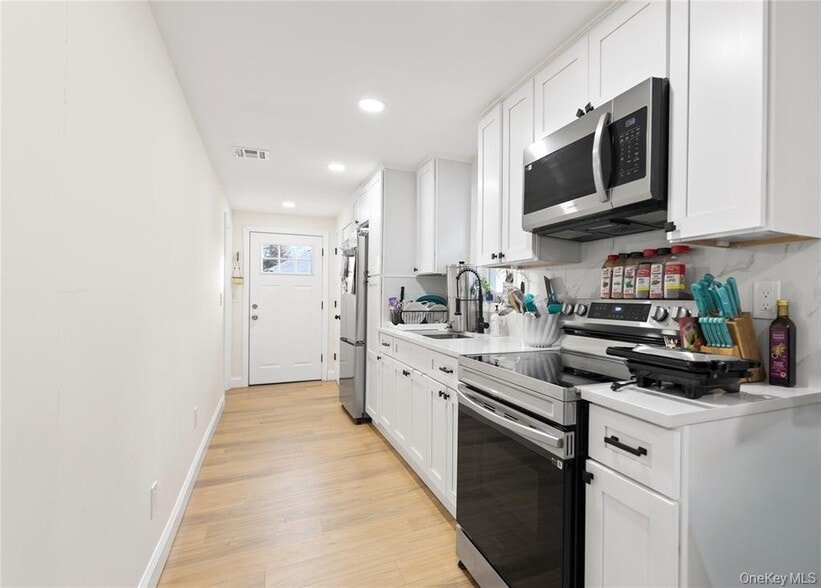 More Photos Of 305 4th Ave, Bay Shore Freestanding For Sale