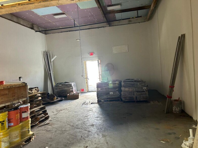 More Photos Of 2285-2412 Wyandotte Rd, Willow Grove Manufacturing For Lease