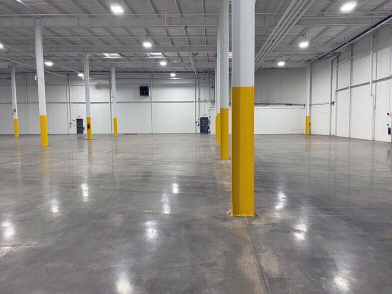 More Photos Of 555 N Research Pl, Central Islip Warehouse For Lease