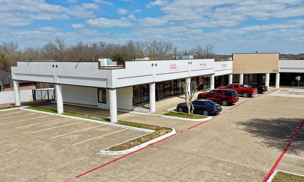 More Photos Of 1223 E Belt Line Rd, DeSoto Freestanding For Lease