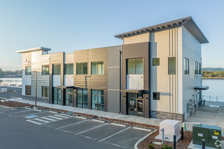 More Photos Of 1280 N Bayshore Dr, Coos Bay General Retail For Lease
