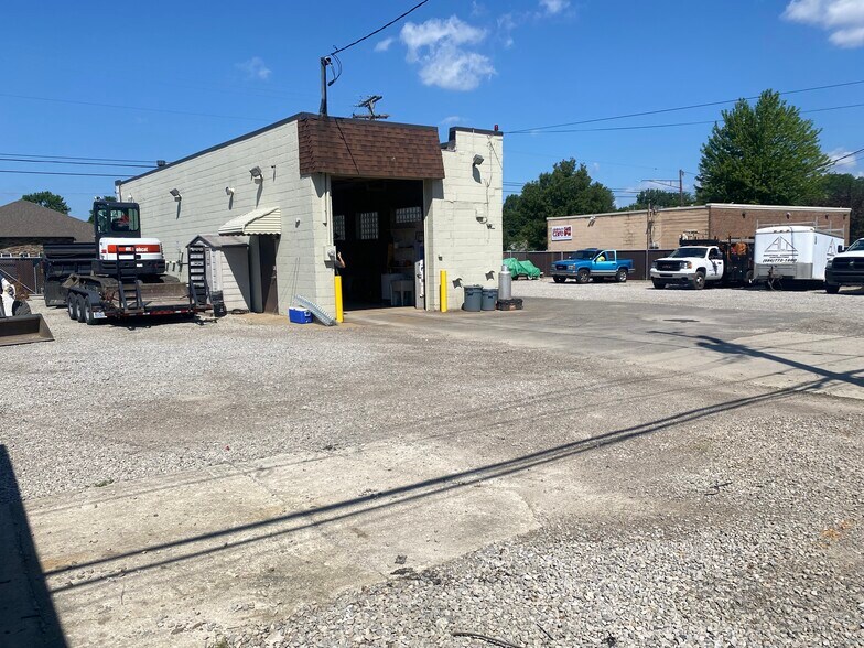 More Photos Of 25530 Schoenherr Rd, Warren Warehouse For Lease