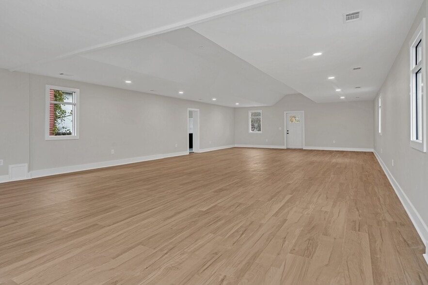 More Photos Of 709 Hart Ln, Nashville Office For Lease