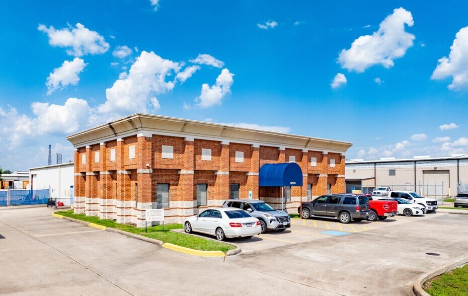 More Photos Of 629 Howard Dr, Deer Park Manufacturing For Sale