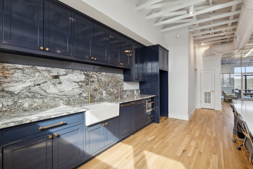 More Photos Of 4763 Algiers St, Dallas Loft Creative Space For Sale