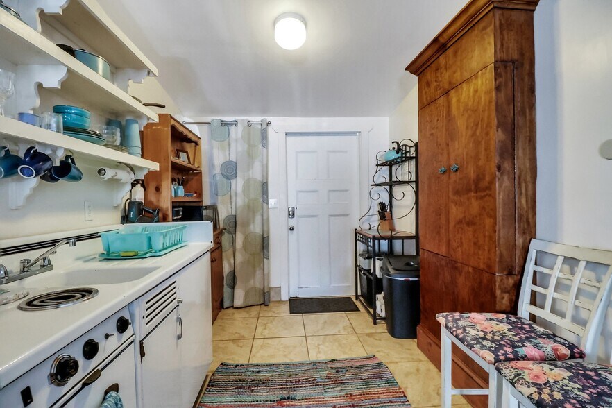 More Photos Of 8 E 41st St, Savannah Storefront Retail Residential For Sale