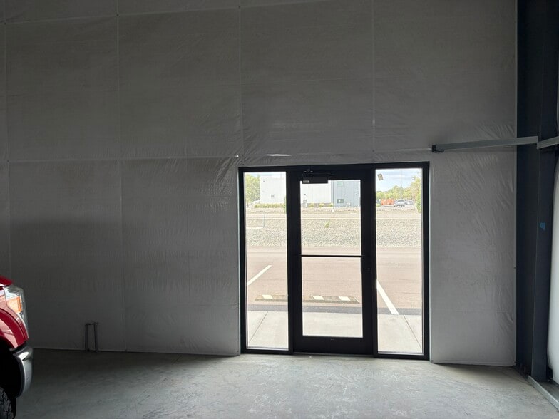 More Photos Of 68 Gateway Rd, Burbank Warehouse For Lease