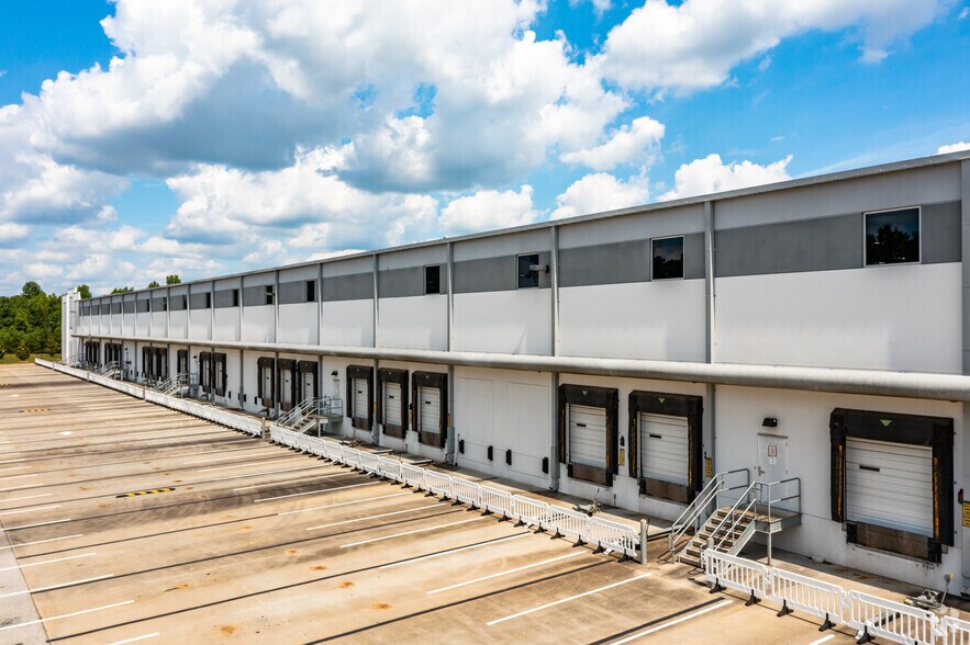 More Photos Of 5400 Oakley Industrial Blvd, Fairburn Warehouse For Lease