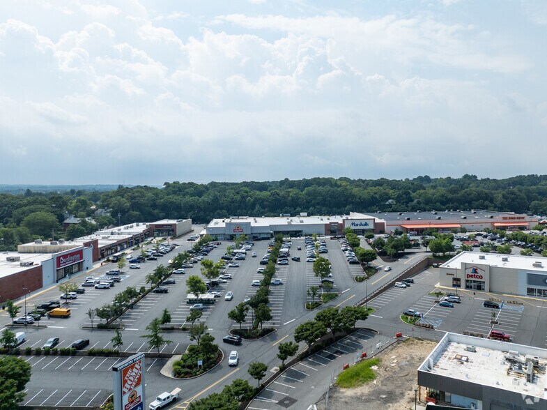 More Photos Of 839 New York Ave, Huntington Unknown For Lease