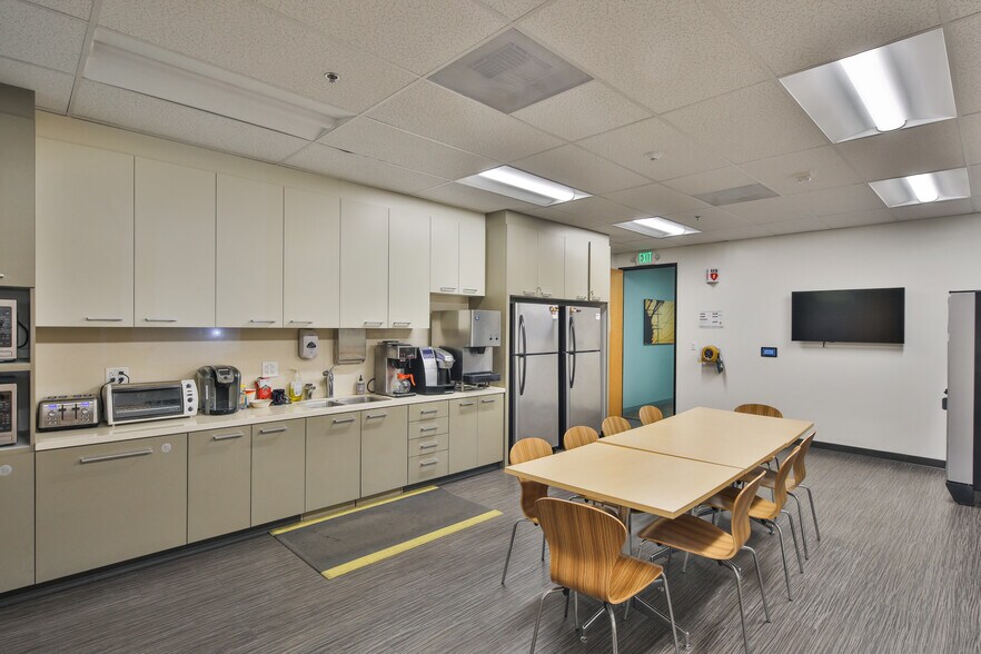 More Photos Of 28460 Avenue Stanford, Valencia Office For Sale