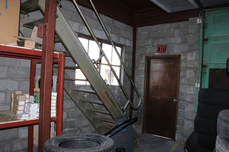 More Photos Of 113 S Dean St, Adrian Service For Sale