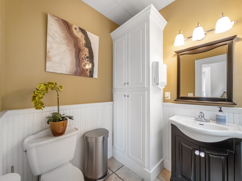 More Photos Of 27 Pleasant St, Middletown Office For Sale